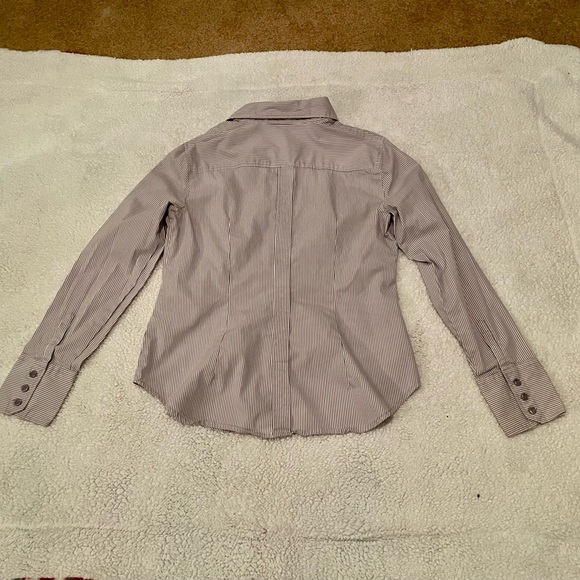 🌷Set of 2 Women’s Button Downs - Picture 5 of 7